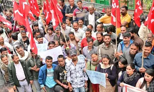 Himachal: दस्तावेज़ों के बोझ को लेकर रेहड़ी-पटरी वालों की हड़ताल