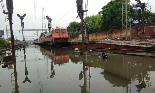मेडक में बाढ़ से रेल सेवाएं बाधित, SCR ने हैदराबाद डिवीजन में कई ट्रेनें रद्द कीं