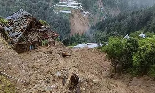 Himachal : सुदूरवर्ती गांव बाढ़ में सरकारी इमारतों और पुलों के बह जाने से संपर्क से कटा Himachal : सुदूरवर्ती गांव बाढ़ में सरकारी इमारतों और पुलों के बह जाने से संपर्क से कटा