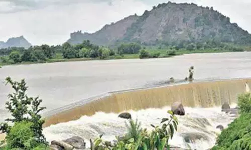Siddipet में सिंचाई टैंक ओवरफ्लो होने से तीन किसान फंसे