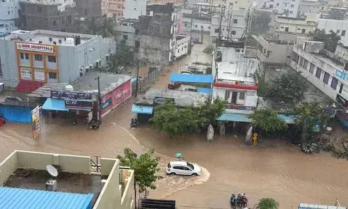 Medak में अभूतपूर्व बारिश, पोचारम बांध में जलस्तर बढ़ने से ग्रामीणों को स्थानांतरित किया गया Medak में अभूतपूर्व बारिश, पोचारम बांध में जलस्तर बढ़ने से ग्रामीणों को स्थानांतरित किया गया
