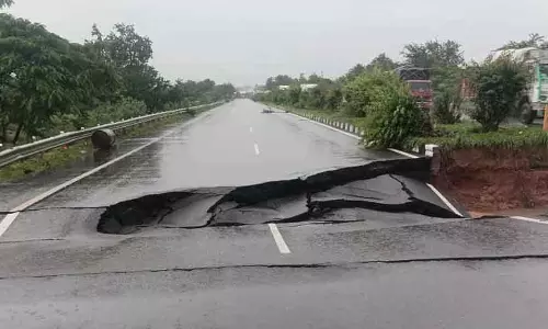 भारी बारिश से कामारेड्डी और निजामाबाद में यातायात बाधित, NH-44 पर यातायात बाधित भारी बारिश से कामारेड्डी और निजामाबाद में यातायात बाधित, NH-44 पर यातायात बाधित