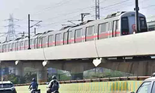 Delhi: 55 वर्षीय महिला ने मेट्रो ट्रेन के आगे कूदकर जान दे दी
