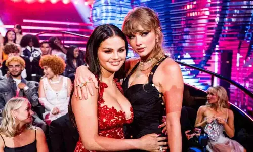 Selena Gomez ने टेलर स्विफ्ट और ट्रैविस केल्से के बड़े प्रस्ताव का जश्न मनाया Selena Gomez ने टेलर स्विफ्ट और ट्रैविस केल्से के बड़े प्रस्ताव का जश्न मनाया