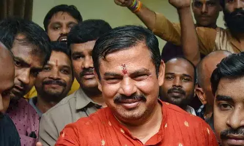 राजा सिंह ने हैदराबाद में CM Revanth Reddy जैसी दिखने वाली गणेश मूर्ति पर कार्रवाई की मांग की राजा सिंह ने हैदराबाद में CM Revanth Reddy जैसी दिखने वाली गणेश मूर्ति पर कार्रवाई की मांग की