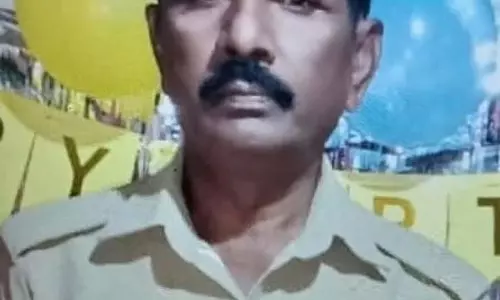 स्लीपर कोच बस के अंदर ड्राइवर ने फांसी लगाकर आत्महत्या कर ली स्लीपर कोच बस के अंदर ड्राइवर ने फांसी लगाकर आत्महत्या कर ली