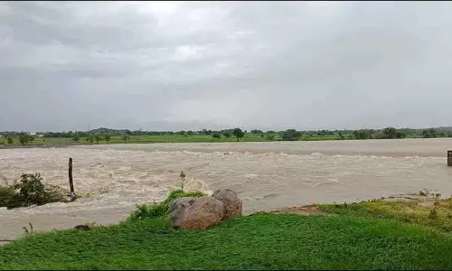 Telangana भारी बारिश और बाढ़ से जूझ रहा, कई लोगों के हताहत होने की खबर, सड़कें और रेल सेवाएं बाधित