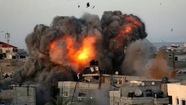 Gaza में इजरायली हमलों में कम से कम 11 लोग मारे गए