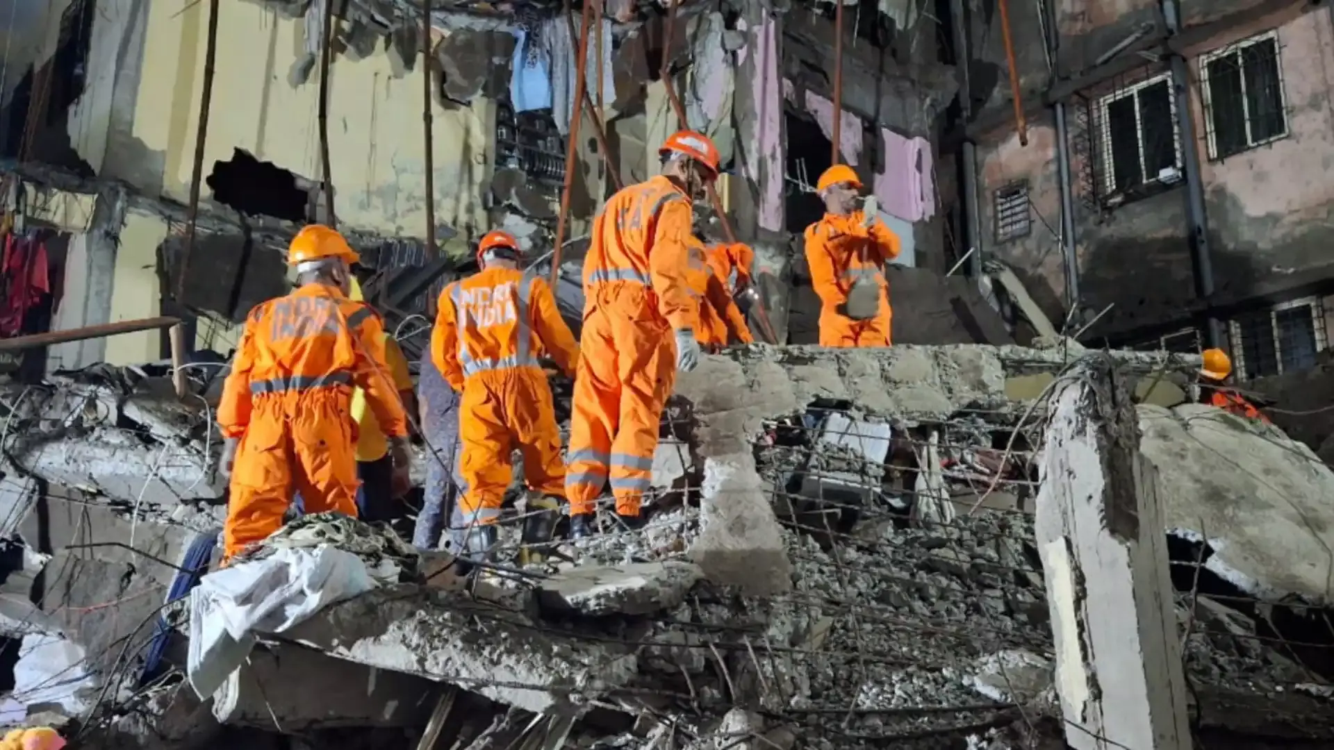 Mumbai: विरार में भवन हादसा, अब तक 15 लोगों की मौत Mumbai: विरार में भवन हादसा, अब तक 15 लोगों की मौत