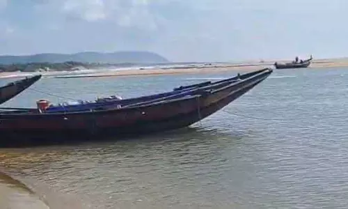 Ganjam के पोडम्पेटा तट पर नाव पलटने से मछुआरा लापता Ganjam के पोडम्पेटा तट पर नाव पलटने से मछुआरा लापता