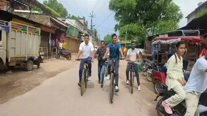 Datia: कलेक्टर ने साइकिल पर निकलकर लिया सफाई और ट्रैफिक का जायजा