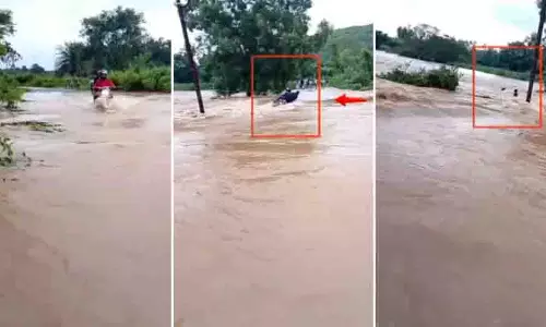 Odisha: कोरापुट में बाढ़ग्रस्त पुल पार करते समय तीन बाइक सवार बह गए