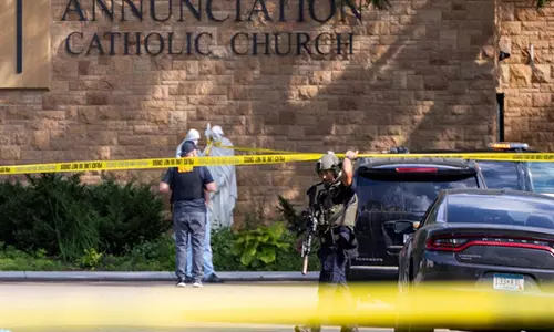 Minneapolis के कैथोलिक स्कूल में गोलीबारी में 2 बच्चों की मौत, 17 घायल