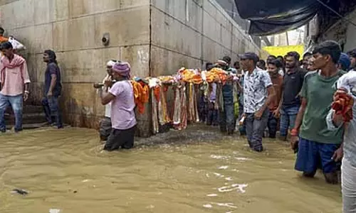 गंगा के बढ़ते जलस्तर से वाराणसी के घाटों पर पानी भर गया; छतों पर हो रही आरती और अंतिम संस्कार गंगा के बढ़ते जलस्तर से वाराणसी के घाटों पर पानी भर गया; छतों पर हो रही आरती और अंतिम संस्कार