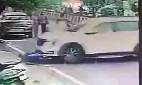 ड्यूटी के दौरान Sewerman को कार ने टक्कर मारी, यूनियन ने किया विरोध प्रदर्शन ड्यूटी के दौरान Sewerman को कार ने टक्कर मारी, यूनियन ने किया विरोध प्रदर्शन