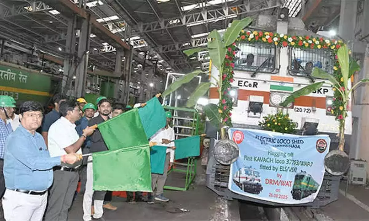 Andhra: पहले कवच से सुसज्जित लोकोमोटिव को हरी झंडी दिखाई गई Andhra: पहले कवच से सुसज्जित लोकोमोटिव को हरी झंडी दिखाई गई