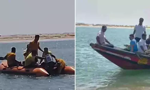 Odisha: गंजम तट पर मछली पकड़ने वाली नाव पलटी, 7 लोग लापता Odisha: गंजम तट पर मछली पकड़ने वाली नाव पलटी, 7 लोग लापता