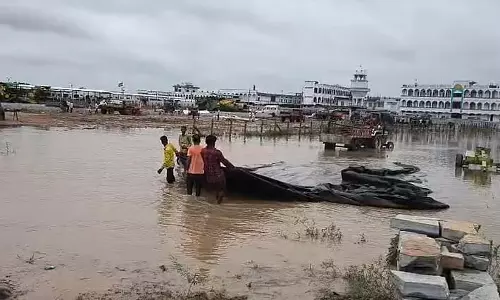 खाई का पानी हीराकालु राशि क्षेत्र में घुस गया, जिससे भारी नुकसान हुआ खाई का पानी हीराकालु राशि क्षेत्र में घुस गया, जिससे भारी नुकसान हुआ