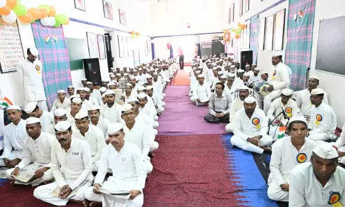 कैदियों ने पुष्प की अभिलाषा का किया सामूहिक पाठ