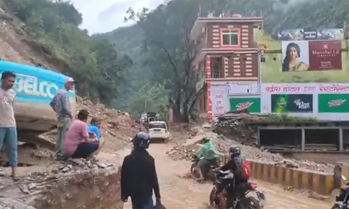 Uttarkashi निवासियों ने सुरक्षा चिंताओं को लेकर चारधाम परियोजना को रोकने की मांग की Uttarkashi निवासियों ने सुरक्षा चिंताओं को लेकर चारधाम परियोजना को रोकने की मांग की