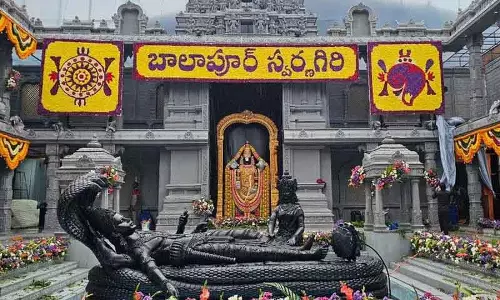 Hyderabad: बालापुर गणेश मंडप यदाद्री के पास स्वर्णगिरि मंदिर की नकल करता है Hyderabad: बालापुर गणेश मंडप यदाद्री के पास स्वर्णगिरि मंदिर की नकल करता है