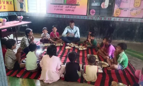 कर्मचारियों ने बच्चों के बीच बांटी खुशियां, मनाया जन्मदिन