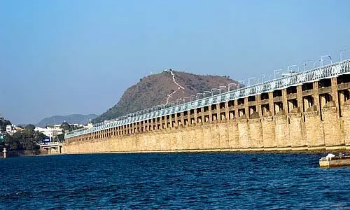 Andhra : प्रकाशम बैराज पर पहली खतरे की चेतावनी जारी की गई