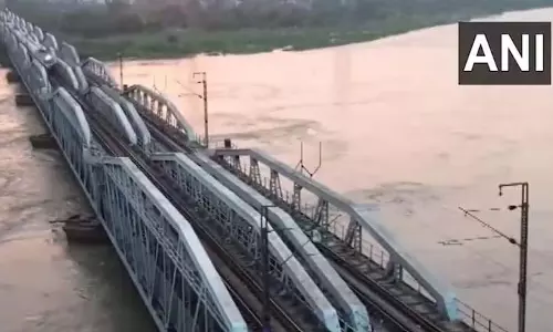 Delhi में यमुना नदी खतरे के निशान को पार कर 205 मीटर से ऊपर बह रही Delhi में यमुना नदी खतरे के निशान को पार कर 205 मीटर से ऊपर बह रही