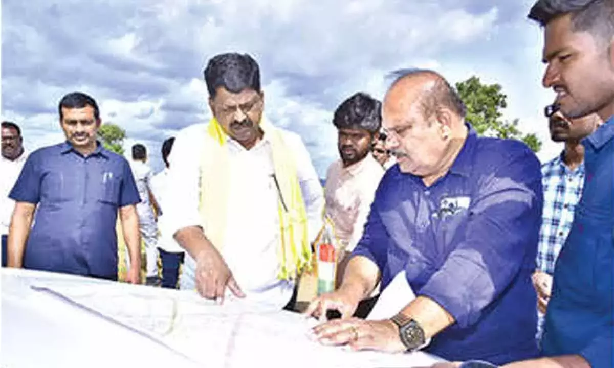 Andhra: मंत्री पय्यावुला ने मुख्यमंत्री के दौरे से पहले आयोजन स्थलों का निरीक्षण किया Andhra: मंत्री पय्यावुला ने मुख्यमंत्री के दौरे से पहले आयोजन स्थलों का निरीक्षण किया