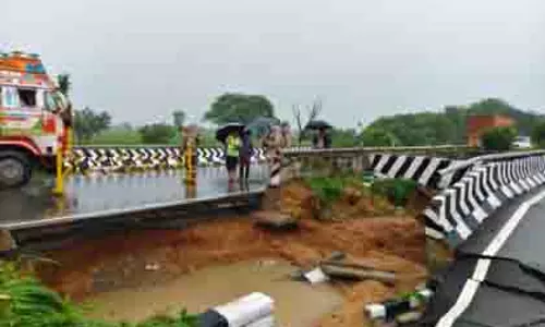 Hyderabad-Nagpur हाईवे भारी बारिश से क्षतिग्रस्त, ट्रैफिक रूट बदला गया Hyderabad-Nagpur हाईवे भारी बारिश से क्षतिग्रस्त, ट्रैफिक रूट बदला गया