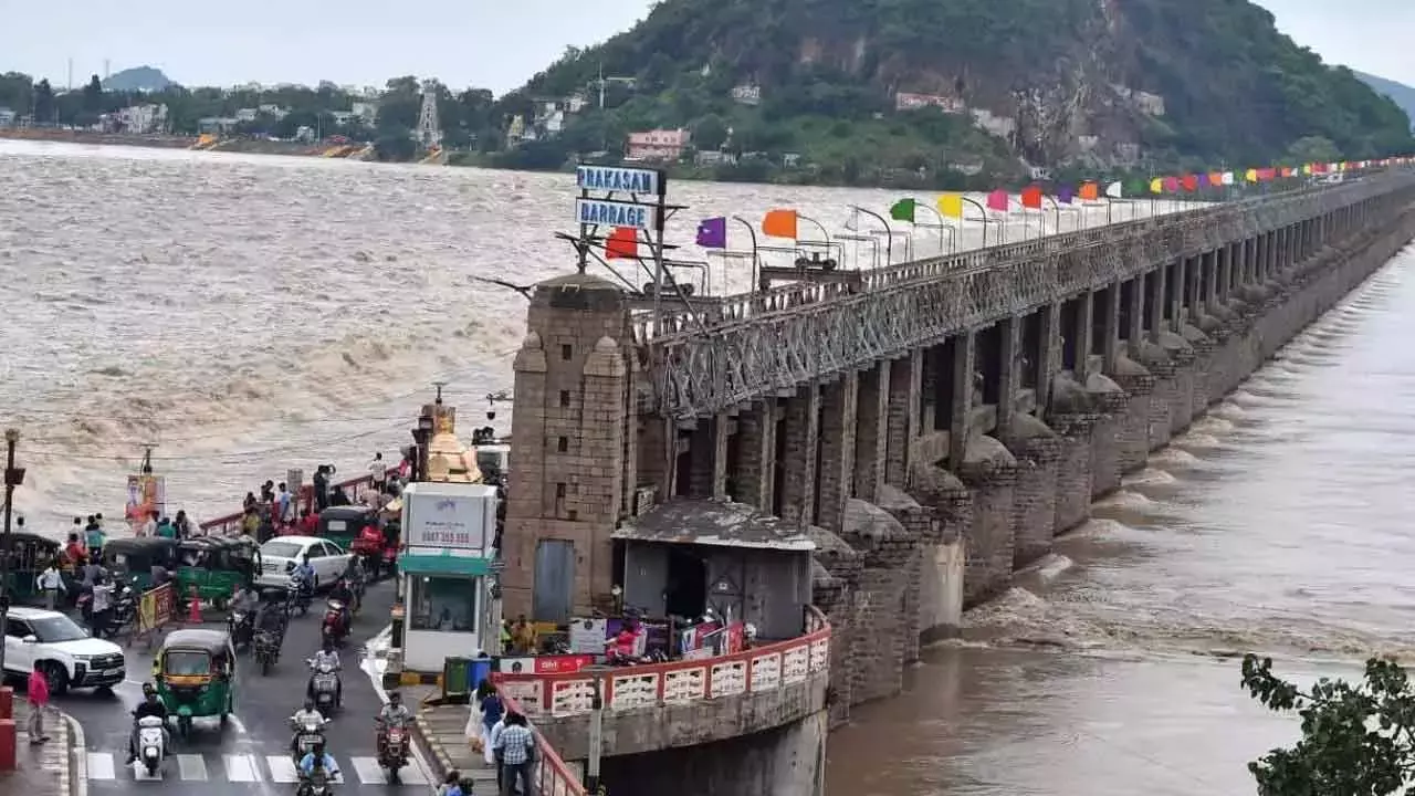 Andhra: प्रकाशम बैराज पर कृष्णा नदी का जलस्तर बढ़ा, पहली खतरे की चेतावनी जारी