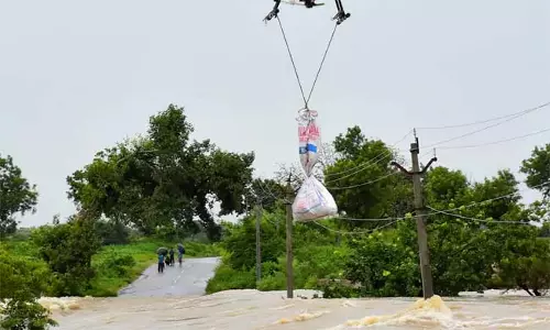 बाढ़ के पानी में फंसे लोगों तक ड्रोन की मदद से पहुंचाया गया खाना