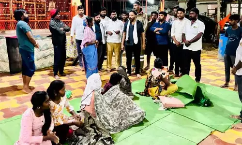 कामारेड्डी जिले में मूसलाधार बारिश लोग अपने घर खाली करके जा रहे है