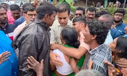 KTR ने तेलंगाना में बाढ़ से निपटने में धीमी प्रतिक्रिया को लेकर रेवंत रेड्डी सरकार की आलोचना की KTR ने तेलंगाना में बाढ़ से निपटने में धीमी प्रतिक्रिया को लेकर रेवंत रेड्डी सरकार की आलोचना की