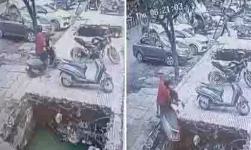 Ghaziabad: खुले नाले में गिरा व्यक्ति, सीढ़ी लगाकर बचाया गया