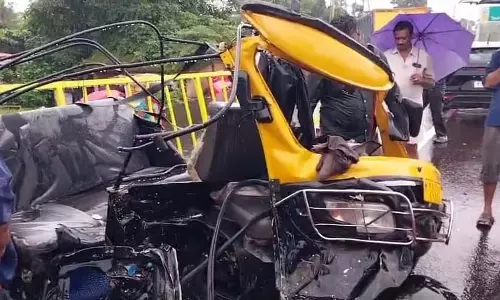 रिवर्स में जा रही बस और ऑटो में टक्कर, भीषण हादसे में 5 की मौत रिवर्स में जा रही बस और ऑटो में टक्कर, भीषण हादसे में 5 की मौत