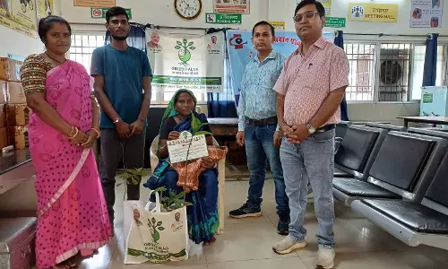 बच्चों के जन्म पर माताओं को फलदार पौधों की भेंट