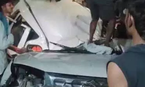 पेड़ में जा टकराई कार, ड्राइवर की मौत और तीन की हालत नाजुक