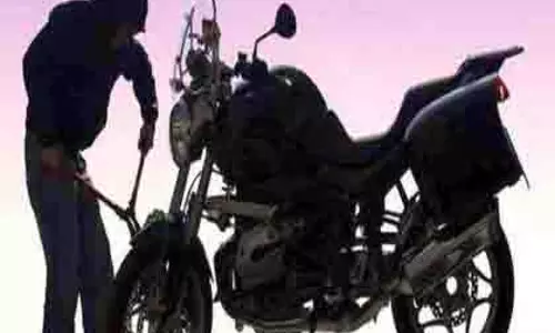 Sillod: बाइक चोर गिरफ्तार, पुलिस गिरोह के सुराग खंगाल रही