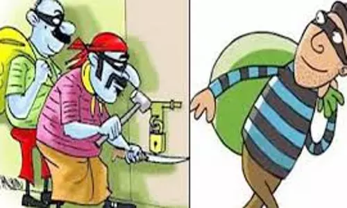 Palwal: छत से घुसे चोर, लाखों का नुकसान Palwal: छत से घुसे चोर, लाखों का नुकसान