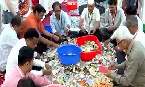 लालबागचा राजा सार्वजनिक गणेशोत्सव मंडल ने गणेश चतुर्थी उत्सव के पहले दिन प्राप्त दान की गिनती शुरू की लालबागचा राजा सार्वजनिक गणेशोत्सव मंडल ने गणेश चतुर्थी उत्सव के पहले दिन प्राप्त दान की गिनती शुरू की