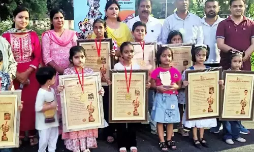 Hisar: नन्हे सितारे सेल्फ डिफेंस सोसायटी से सम्मानित