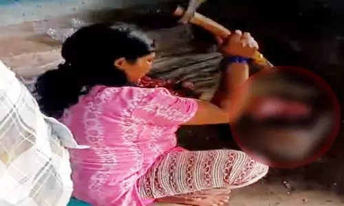 CG BREAKING: युवती ने काटा गौमांस, देखें VIDEO...