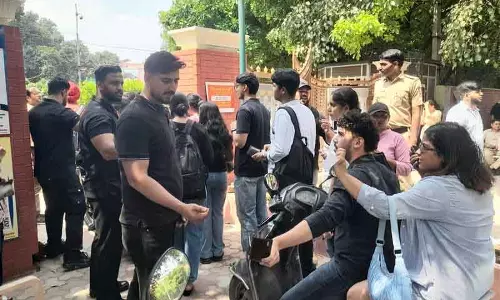 Chandigarh सेक्टर 32 के कॉलेज ने बाहरी लोगों से दूरी बनाए रखने के लिए बाउंसर रखे Chandigarh सेक्टर 32 के कॉलेज ने बाहरी लोगों से दूरी बनाए रखने के लिए बाउंसर रखे