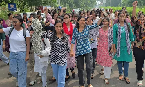 Jhajjar:  बुनियादी सुविधाओं के लिए छात्र सड़क पर