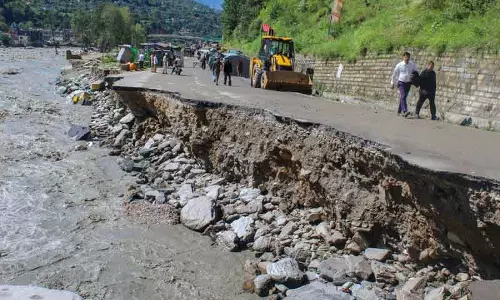 Himachal में तीन राष्ट्रीय राजमार्गों समेत 690 सड़कें अवरुद्ध