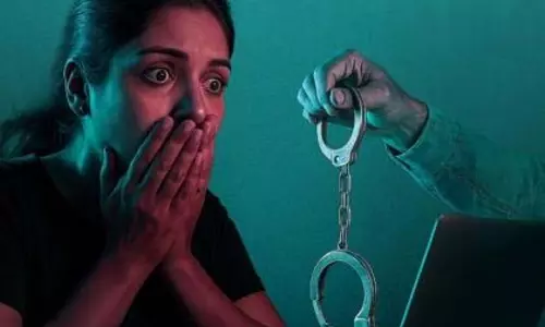 अपने सिम कार्ड का इस्तेमाल कर अश्लील वीडियो कॉल करने के आरोप में महिला गिरफ्तार अपने सिम कार्ड का इस्तेमाल कर अश्लील वीडियो कॉल करने के आरोप में महिला गिरफ्तार
