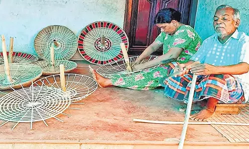 इस ओणम, कीझट्टूर के एक दंपत्ति की मावेली छतरियाँ बनाने की माँग ज़ोरों पर है।