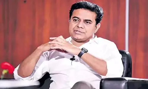 बाढ़ प्रभावित सिरसिला में केटीआर और बंदी संजय की मुलाक़ात, समर्थकों ने लगाए नारे