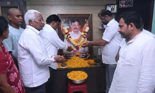 नेताओं ने कार्यकर्ता Jadala Venkateswarlu को श्रद्धांजलि दी